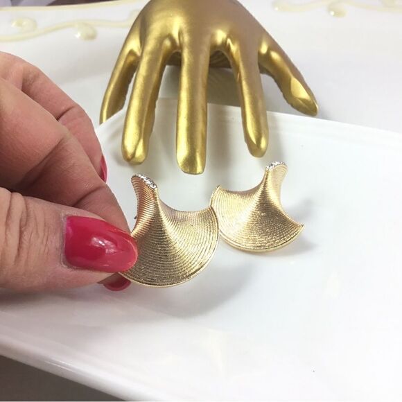 New! Zara Fan Earrings - Picture 10 of 10